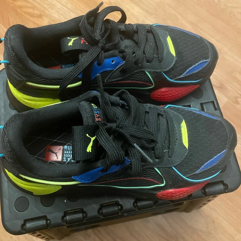 Size 4 youth Puma Black multi colored good condition - Picture 2 of 4